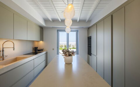 Villa Nikolas: Interior Design, Holz, Flooring, Decke, Küche, Countertop, Light Fixture, Fussboden, Möbel, Beleuchtung