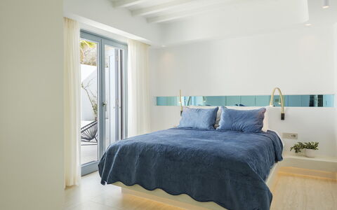 Villa Nikolas: Interior Design, Möbel, Schlafzimmer, Wand, Bett, Flooring, Linens, Fussboden, Bedding, Decke
