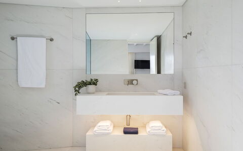 Villa Nikolas: Interior Design, Flooring, Wand, Fussboden, Armatur, Badezimmer, Zapfhahn, Zuhause, Installation, Fliese