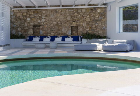 Villa Nikolas: Möbel, Gartenmöbel, Verbundwerkstoff, Schwimmbad, Resort, Beton, Stuhl, Natürliches Material, Schatten, Design