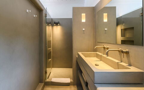 Villa Atlante: Wand, Flooring, Interior Design, Armatur, Bad Sink, Badezimmer, Fussboden, Sinken, Zapfhahn, Installation