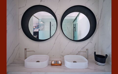 Villa Elettra: Interior Design, Bad Sink, Spiegel, Sinken, Armatur, Zapfhahn, Light Fixture, Badezimmer, Installation, Countertop