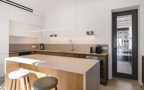 Villa Achille: Interior Design, Küche, Möbel, Countertop, Flooring, Wand, Holz, Cabinetry, Light Fixture, Fussboden