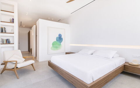 Villa Achille: Möbel, Interior Design, Flooring, Fussboden, Wand, Holz, Decke, Bett, Schlafzimmer, Zuhause