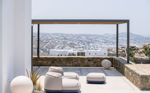 Villa Achille: Möbel, Fussboden, Couch, Wohnzimmer, Natürliches Material, Schatten, Stuhl, Design, Zimmerpflanze