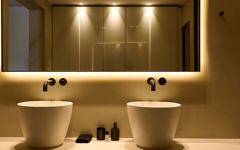 Villa Socrate: Interior Design, Beleuchtung, Installation, Armatur, Light Fixture, Bad Sink, Zapfhahn, Sinken, Spiegel, Badezimmer