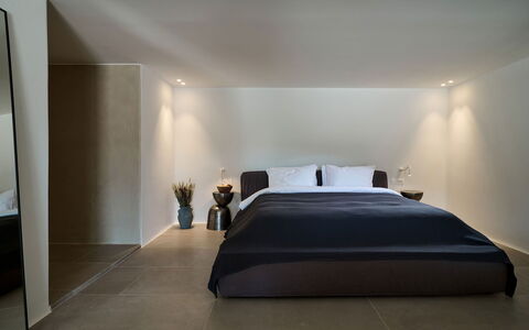 Villa Socrate: Interior Design, Möbel, Bett, Flooring, Fussboden, Wand, Schlafzimmer, Decke, Holz, Beleuchtung