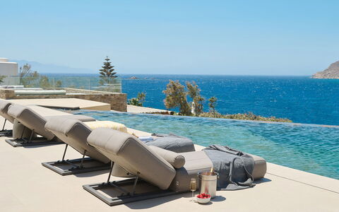 Villa Socrate: Gartenmöbel, Möbel, Sonnenliege, Stuhl, Meer, Schatten, Läge, Regenschirm, Küste, Resort
