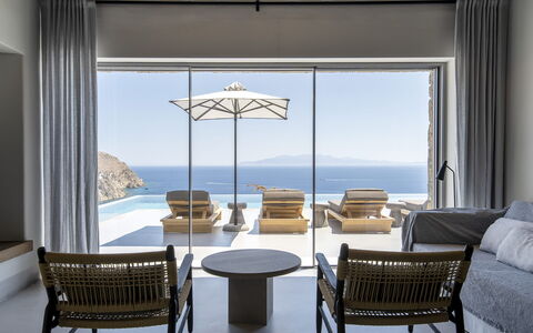 Villa Pegaso: Möbel, Meer, Stuhl, Resort, Schatten, Balkon, Gartenmöbel, Ozean, Küste