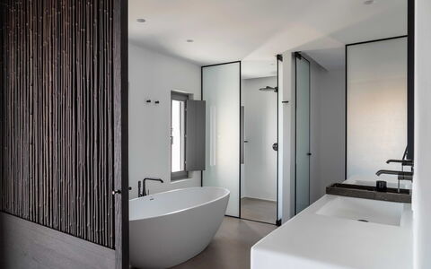 Villa Pegaso: Interior Design, Wand, Flooring, Holz, Fussboden, Armatur, Badewanne, Badezimmer, Decke, Die Architektur