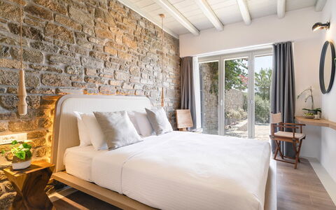 Villa Demetra: Schlafzimmer, Bett, Linens, Bedding, Kissen, Bettrahmen, Dekokissen, Suite, Bettdecke, Hotel