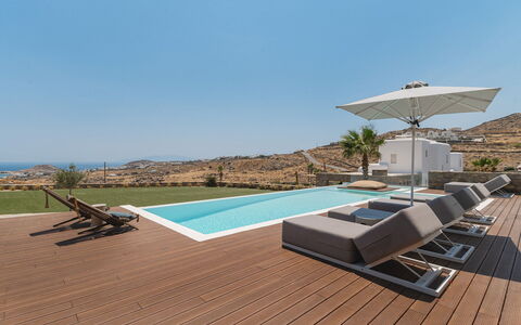 Villa Demetra: Holzboden, Gartenmöbel, Resort, Schatten, Hartholz, Schwimmbad, Eco Hotel, Design, Stuhl, Deck