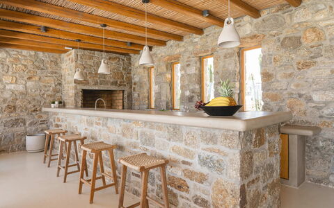 Villa Demetra: Wand, Holz, Möbel, Interior Design, Flooring, Decke, Steinwand, Countertop, Barhocker, Küche