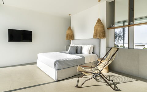 Villa Teseo: Holz, Flooring, Möbel, Fussboden, Interior Design, Decke, Schlafzimmer, Stuhl, Dekokissen, Bett