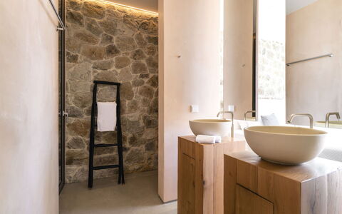 Villa Teseo: Wand, Flooring, Armatur, Badezimmer, Interior Design, Bad Sink, Fussboden, Sinken, Zapfhahn, Beleuchtung