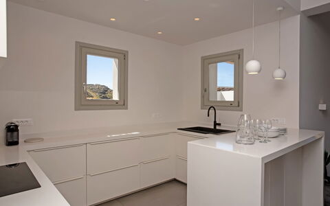 Villa Chimera: Countertop, Küche, Interior Design, Flooring, Wand, Möbel, Fussboden, Cabinetry, Decke, Sinken