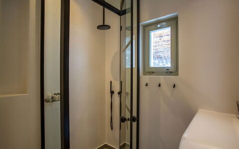 Villa Chimera: Badezimmer, Wand, Armatur, Flooring, Interior Design, Fussboden, Beleuchtung, Installation, Decke, Tür