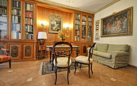 Apartment Bright: Möbel, Interior Design, Flooring, Fussboden, Holz, Tabelle, Zimmer, Wohnzimmer, Bilderrahmen, Couch
