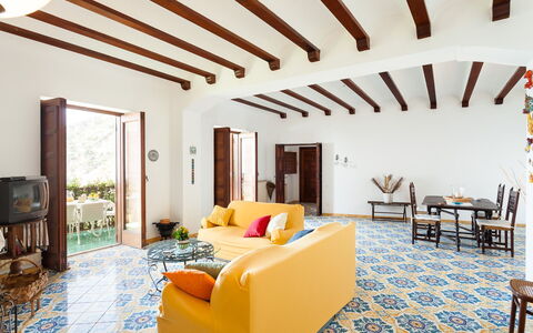 Casa Annalu: Flooring, Möbel, Fussboden, Interior Design, Tür, Zuhause, Zimmer, Decke, Stuhl, Wohnzimmer
