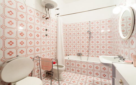 Casa Annalu: Flooring, Fussboden, Interior Design, Badezimmer, Armatur, Fliese, Toilette, Installation, Decke, Toilleten Sitz
