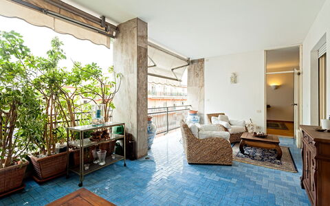 Casa Azul: Fussboden, Flooring, Möbel, Wohnung, Blumentopf, Zimmerpflanze, Stuhl, Balkon, Daylighting, Holzbeize