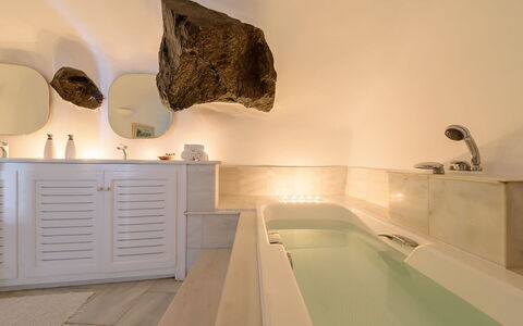 Casa Daphne: Armatur, Flooring, Badewanne, Interior Design, Fussboden, Beleuchtung, Möbel, Badezimmer, Zimmer, Installation