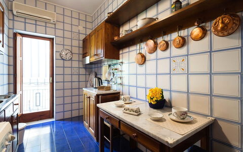 Casa Gina: Interior Design, Flooring, Küche, Countertop, Fussboden, Cabinetry, Zimmer, Fliese, Schrank, Küchengerät