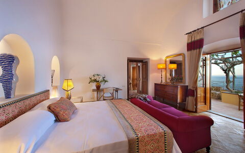 Casa la Riva: Interior Design, Möbel, Flooring, Fussboden, Beleuchtung, Zimmer, Decke, Schlafzimmer, Bett, Bettrahmen