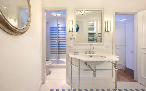 Casa la Riva: Blau, Interior Design, Flooring, Armatur, Fussboden, Badezimmer, Decke, Installation, Beleuchtung, Zuhause