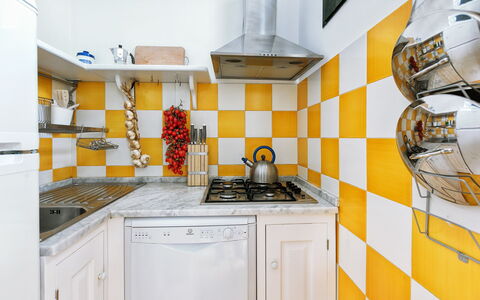 Casa Mauro: Gelb, Küche, Interior Design, Flooring, Fussboden, Küchengerät, Major Appliance, Fliese, Countertop, Herd