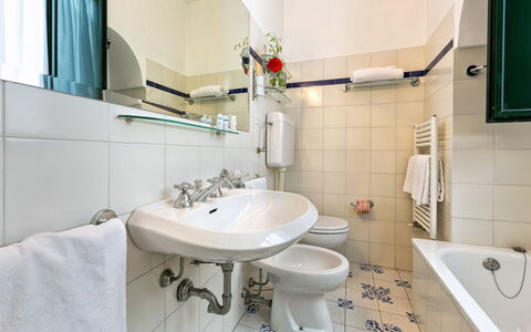 Casa Mauro: Interior Design, Flooring, Fussboden, Zimmer, Armatur, Badezimmer, Bad Sink, Möbel, Decke, Sinken