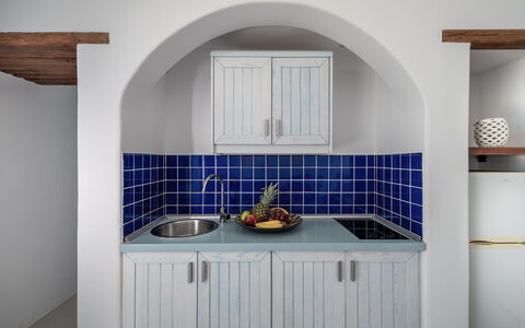 Guest House Zephyros: Küche, Interior Design, Countertop, Fliese, Design, Cabinetry, Farbe, Küchengerät, Armatur, Herd
