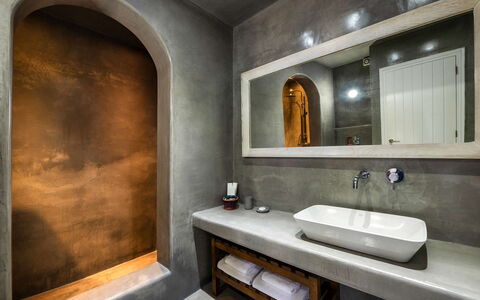 Guest House Zephyros: Flooring, Armatur, Installation, Badezimmer, Zapfhahn, Fliese, Sinken, Light Fixture, Hotel, Spiegel