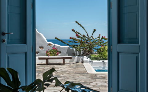 Guest House Zephyros: Blau, Meer, Küste, Ozean, Blumentopf, Zimmerpflanze, Stuhl, Gartenmöbel, Strand