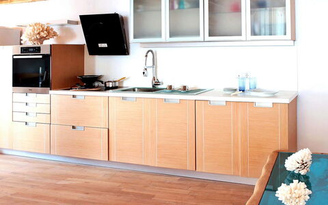 Sunkiss Villa: Flooring, Möbel, Holz, Interior Design, Küche, Fussboden, Holzboden, Countertop, Beleuchtung, Decke