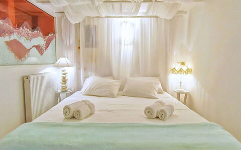 Sunkiss Villa: Bett, Interior Design, Möbel, Schlafzimmer, Bedding, Wand, Bettdecke, Linens, Fussboden, Zimmer