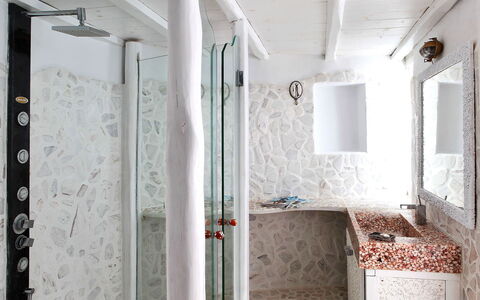 Sunkiss Villa: Wand, Armatur, Decke, Interior Design, Flooring, Fussboden, Zimmer, Installation, Zapfhahn, Badezimmer
