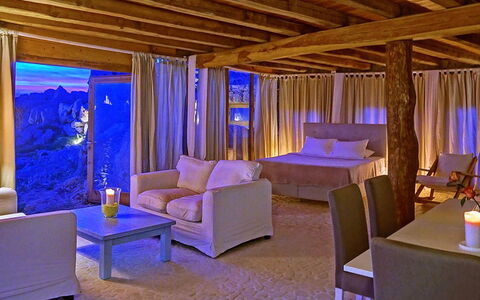 Sunkiss Villa: Möbel, Interior Design, Beleuchtung, Zimmer, Vorhang, Stuhl, Hotel, Hartholz, Kissen, Linens