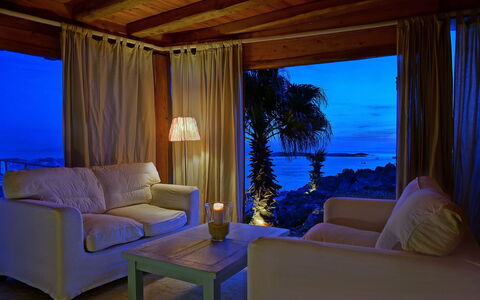 Sunkiss Villa: Möbel, Interior Design, Beleuchtung, Zimmer, Vorhang, Meer, Wohnzimmer, Stuhl, Resort, Eco Hotel