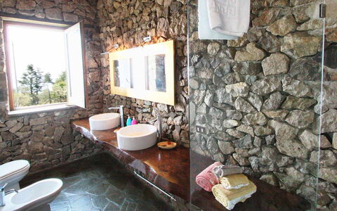 The Sea Farmhouse: Wand, Armatur, Steinwand, Bad Sink, Flooring, Badezimmer, Interior Design, Sinken, Zapfhahn, Installation