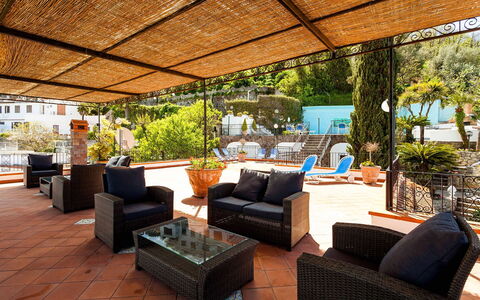Villa Angel: Möbel, Gartenmöbel, Schwimmbad, Stuhl, Resort, Tabelle, Blumentopf, Tisch Im Freien, Regenschirm, Schatten