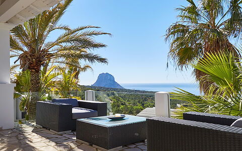Villa Ariel: Möbel, Tabelle, Meer, Stuhl, Küche & Esszimmer Tisch, Ozean, Zimmerpflanze, Eco Hotel, Resort, Schatten