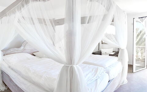 Villa Ariel: Bett, Schlafzimmer, Möbel, Bedding, Holz, Interior Design, Linens, Bettdecke, Textil, Himmelbett