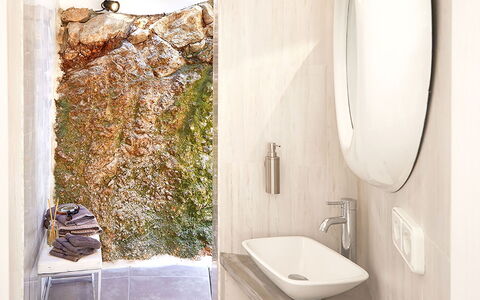 Villa Ariel: Armatur, Badezimmer, Installation, Zapfhahn, Toilette, Natürliches Material, Zimmerpflanze, Keramik, Badewanne, Blumentopf