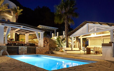 Villa Ariel: Schwimmbad, Resort, Fussboden, Möbel, Gartenmöbel, Eco Hotel, Verbundwerkstoff, Stuhl, Schatten, Estate