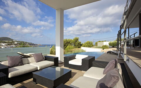 Villa Bridget: Möbel, Stuhl, Gartenmöbel, Resort, Tabelle, Wohnung, Balkon, Schatten, Schwimmbad, Eco Hotel