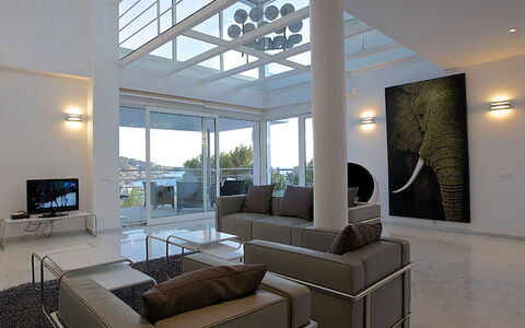 Villa Bridget: Möbel, Interior Design, Flooring, Fussboden, Decke, Couch, Stuhl, Wohnzimmer, Tabelle, Zimmer