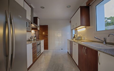 Villa Bridget: Countertop, Flooring, Küche, Interior Design, Holz, Major Appliance, Cabinetry, Küchengerät, Fussboden, Sinken