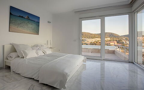 Villa Bridget: Flooring, Fussboden, Decke, Wohnung, Schlafzimmer, Bett, Hotel, Bedding, Holzboden, Penthouse