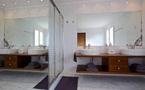Villa Bridget: Interior Design, Bad Sink, Flooring, Armatur, Badezimmer, Sinken, Wand, Spiegel, Fussboden, Light Fixture